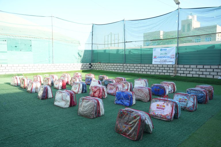 توزيع بطانيات دفء الشتاء